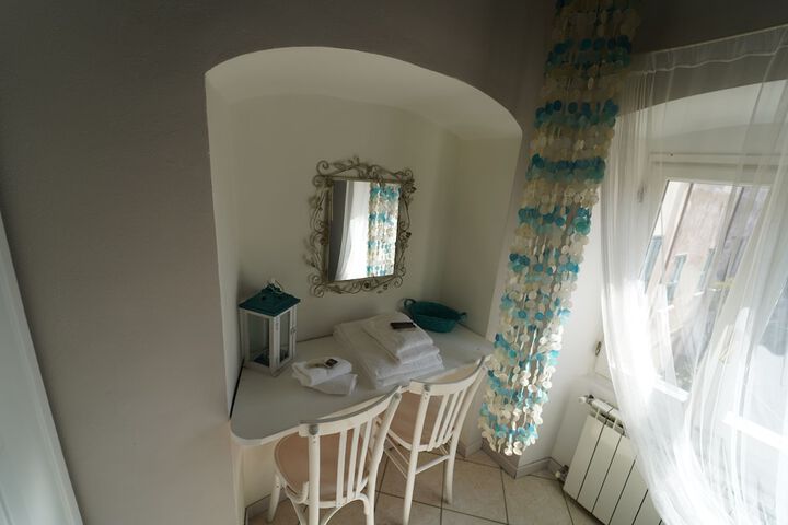 Room 6 of 16