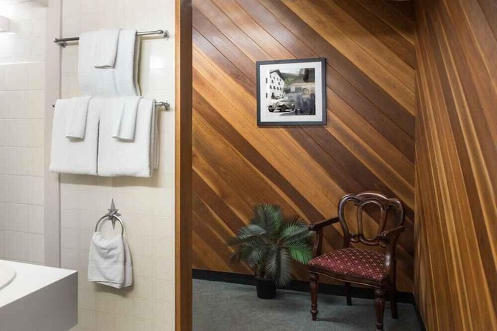 Room 32 of 73