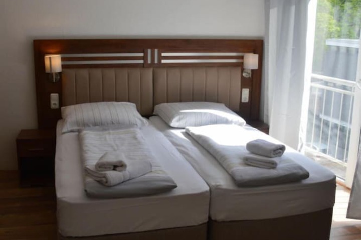 Room 10 of 29