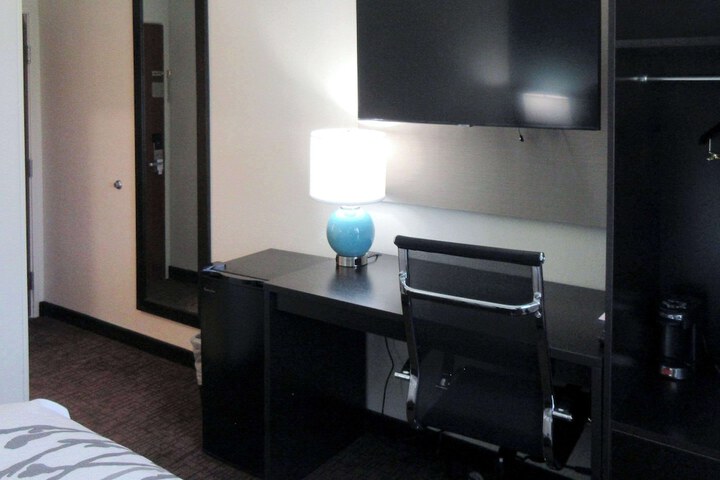 1 Queen Bed (2 of 6)