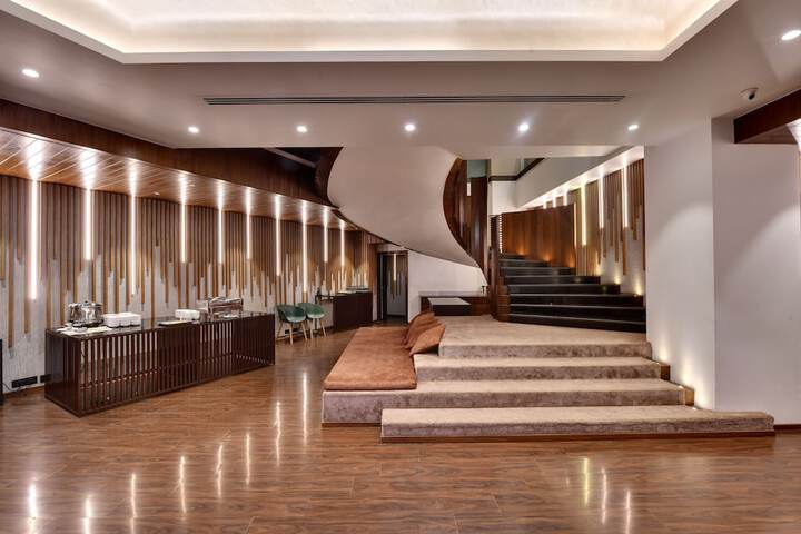 Ballroom/Hall 48 of 70