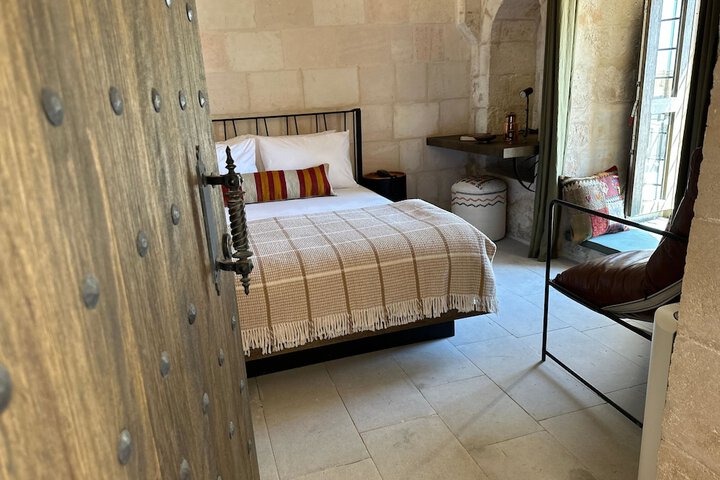 Room 27 of 85