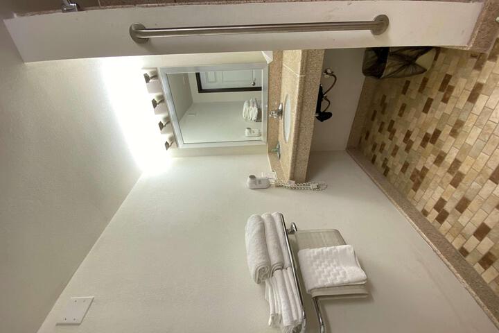 1 Queen Bed Microwave and Refrigerator WiFi Full Breakfast (11 of 19)