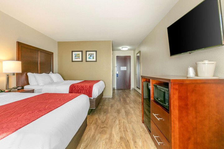 2 Queen Beds (5 of 7)