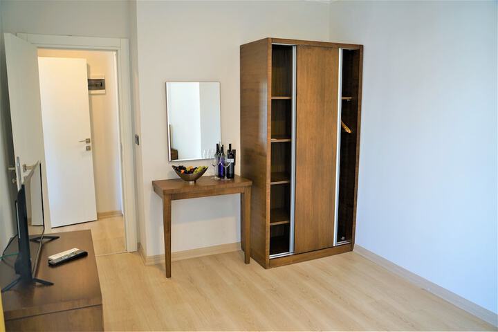 Room 25 of 76