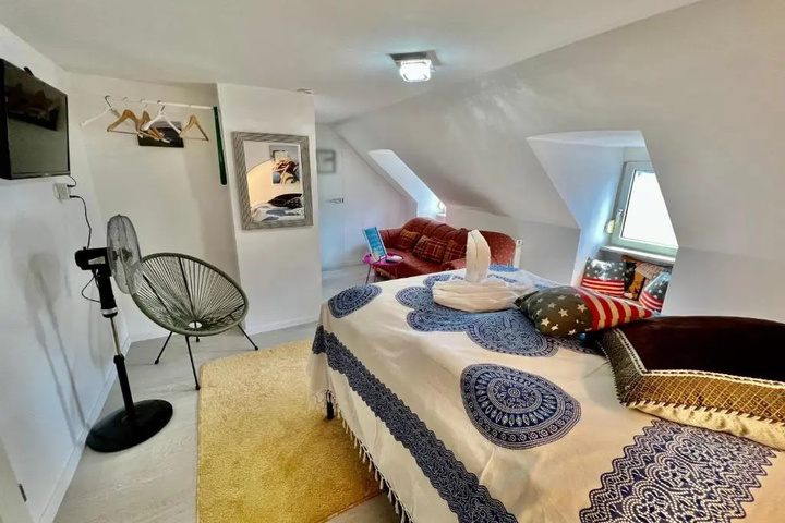 Room 4 of 12