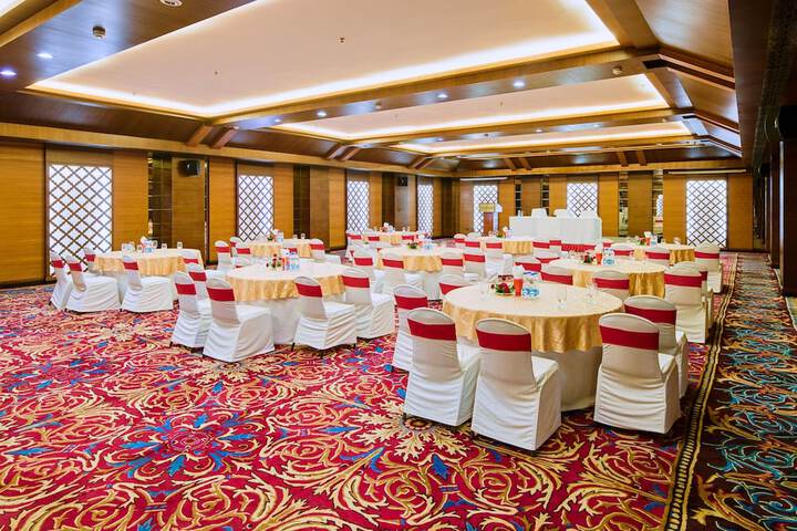 Ballroom/Hall 25 of 37