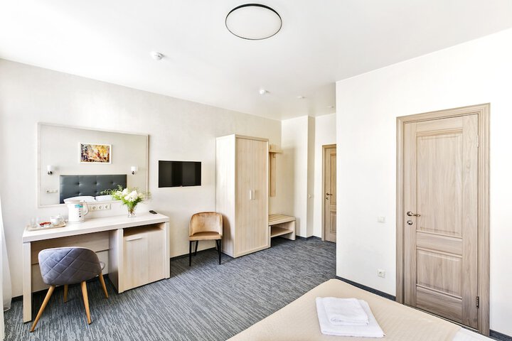 Room 8 of 33