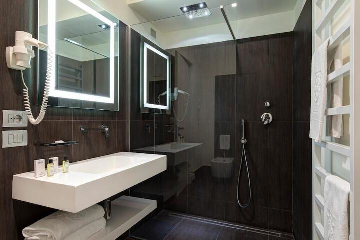 Room 10 of 32