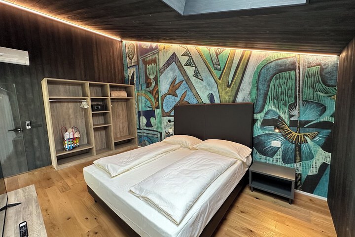 Room 16 of 77