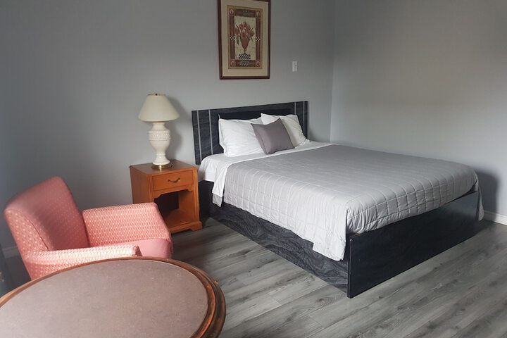 Standard 1 King Bed (4 of 7)