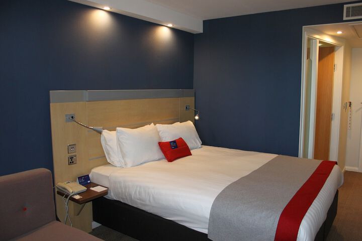 Room 11 of 27
