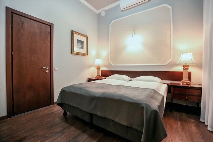 Room 6 of 28