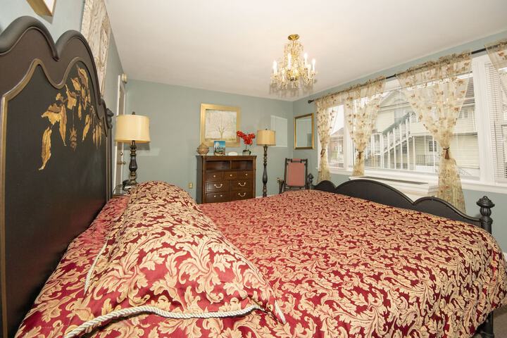 1 Queen Bed (32 of 45)