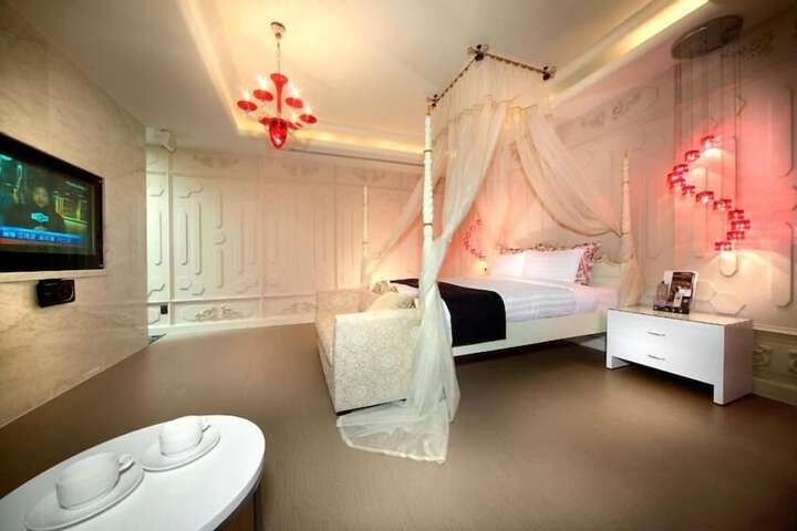 Room 28 of 53