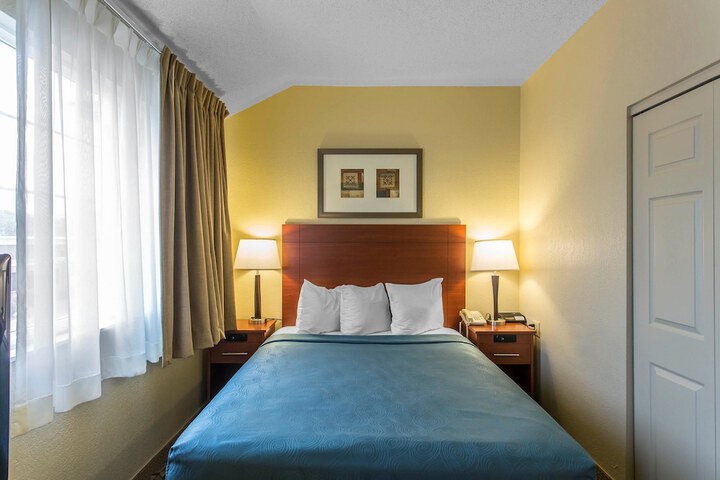 1 Queen Bed Suite (27 of 28)
