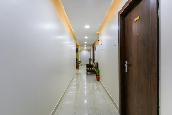 Ballroom/Hall 28 of 31