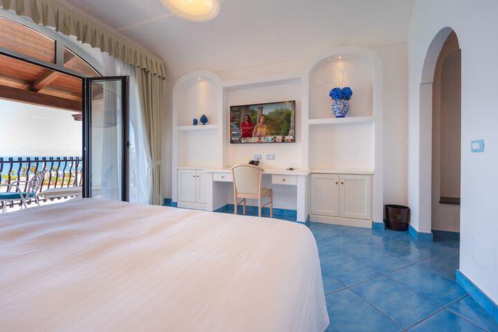 Room 8 of 100