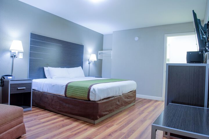 1 Queen Bed (3 of 21)