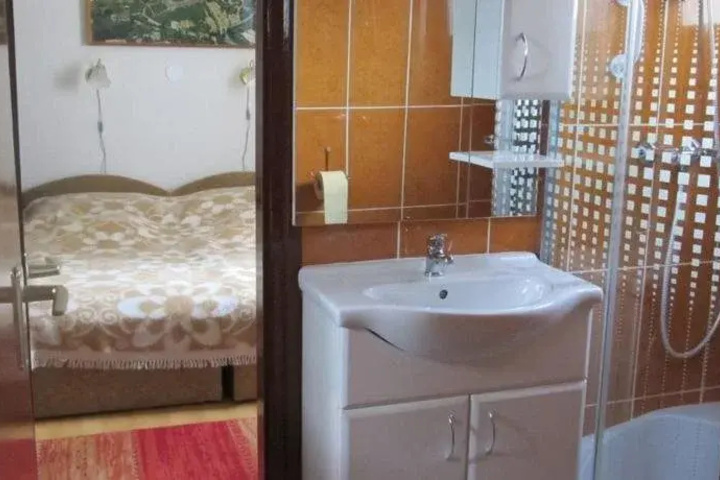 Room 7 of 12