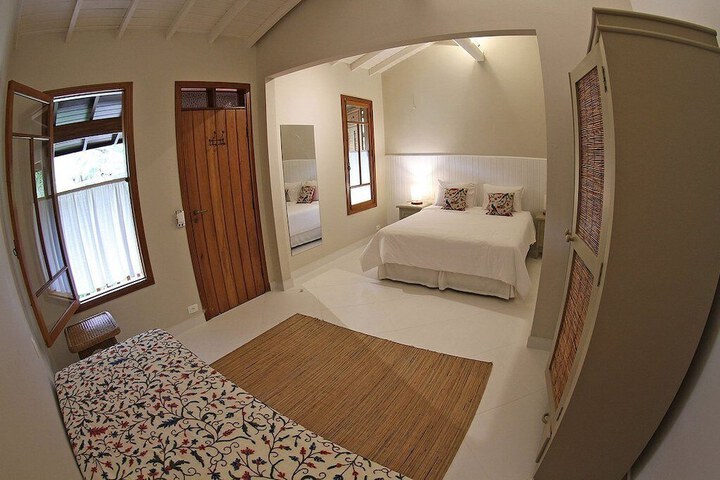 Room 4 of 80
