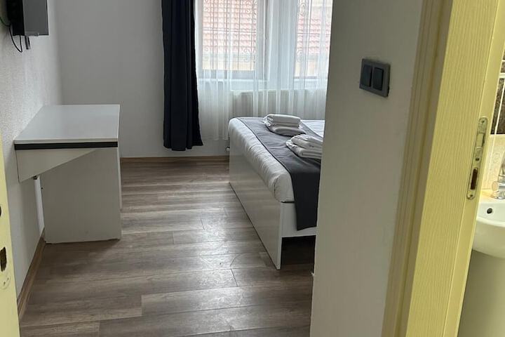 Room 11 of 36