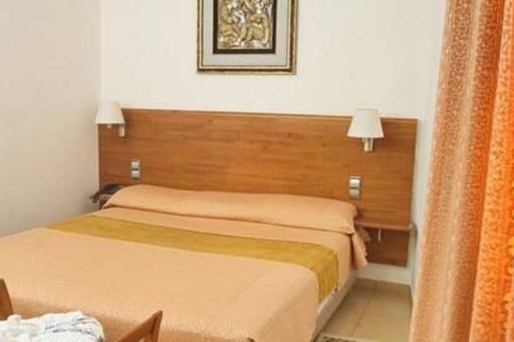 Room 7 of 32