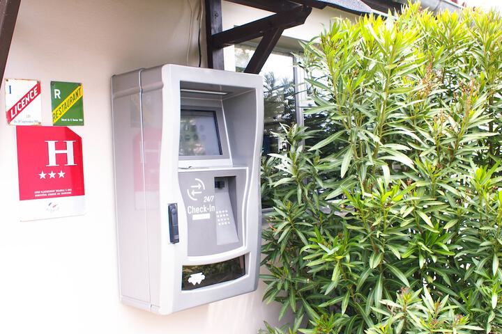 Check-in/check-out kiosk