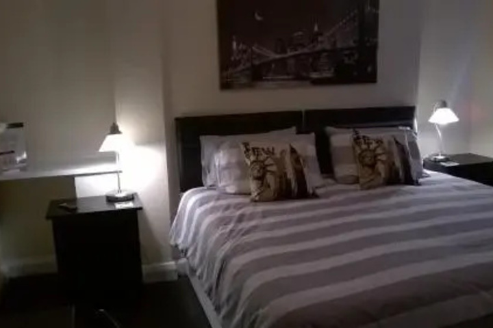 Room 5 of 12