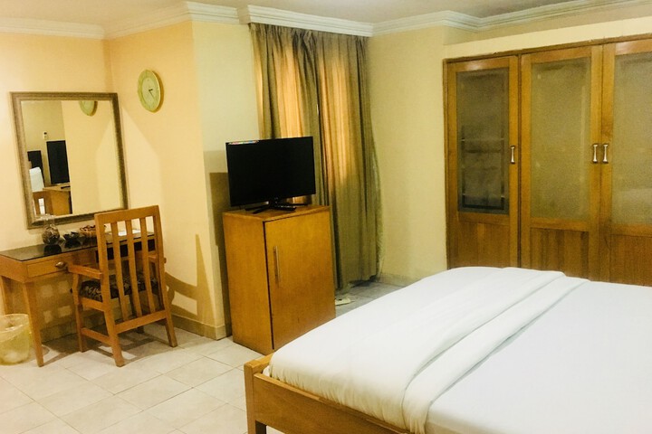 Room 3 of 34