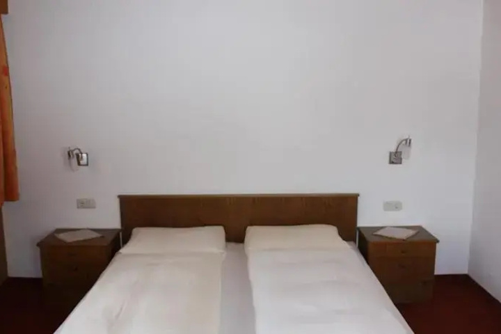 Room 6 of 14