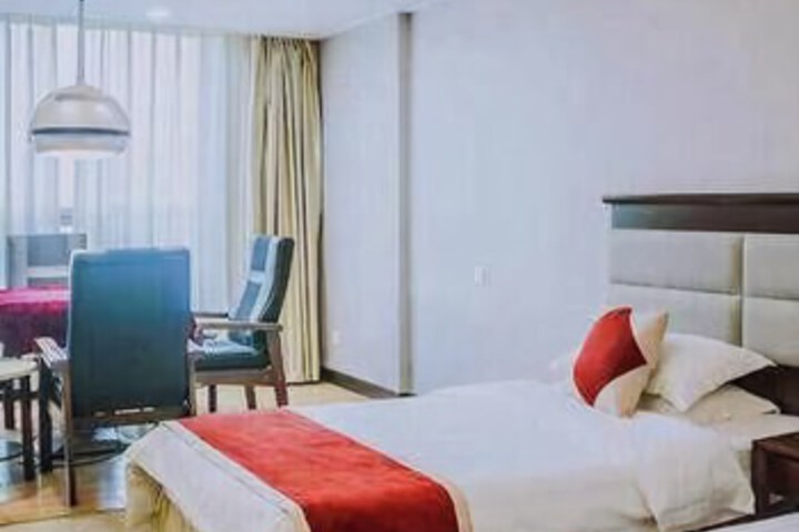 Room 5 of 8
