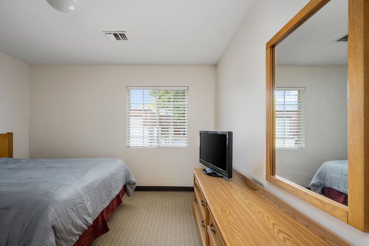 Studio Suite Queen Bed (2 of 16)
