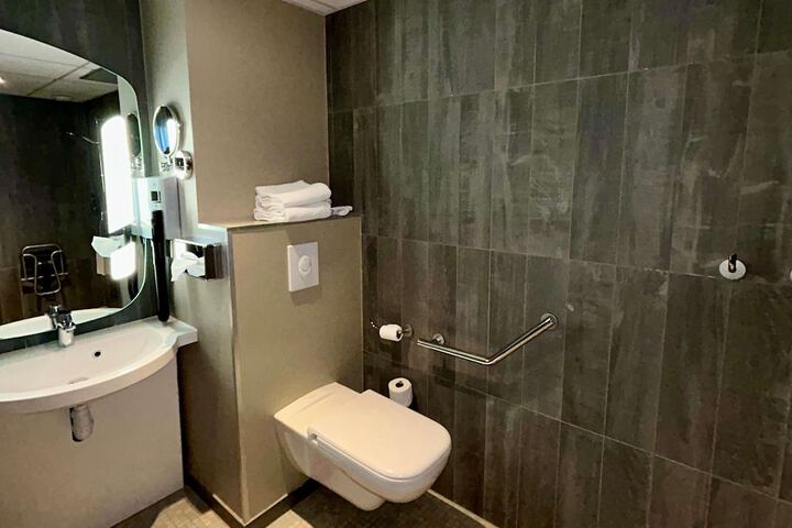Room 10 of 80