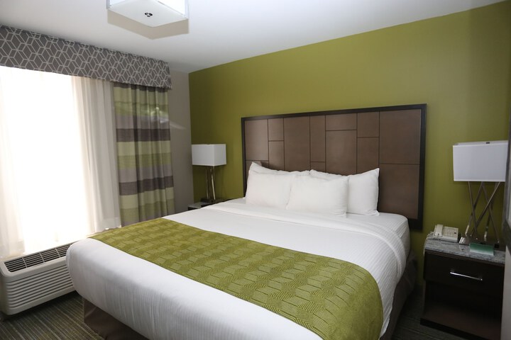 Deluxe King Bed (2 of 12)