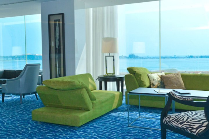 Lounge 27 of 40