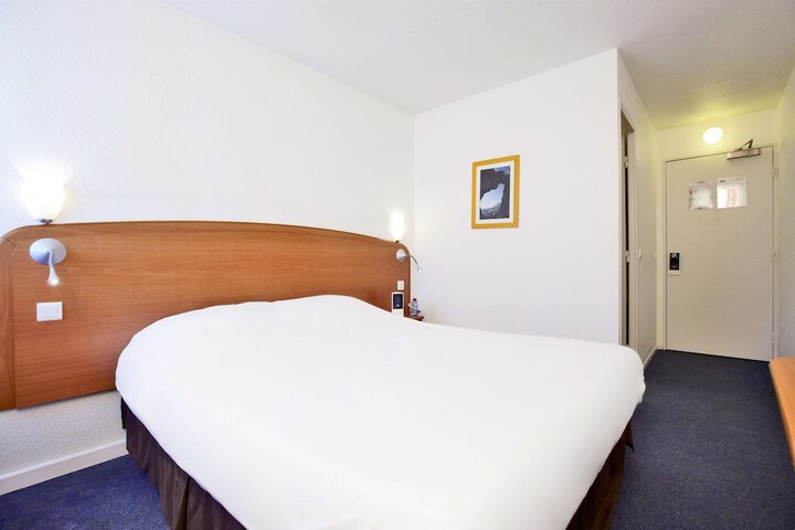 Room 13 of 30