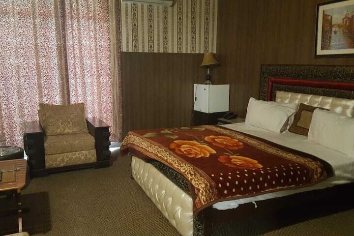 Room 9 of 15