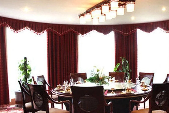 Dining 8 of 9