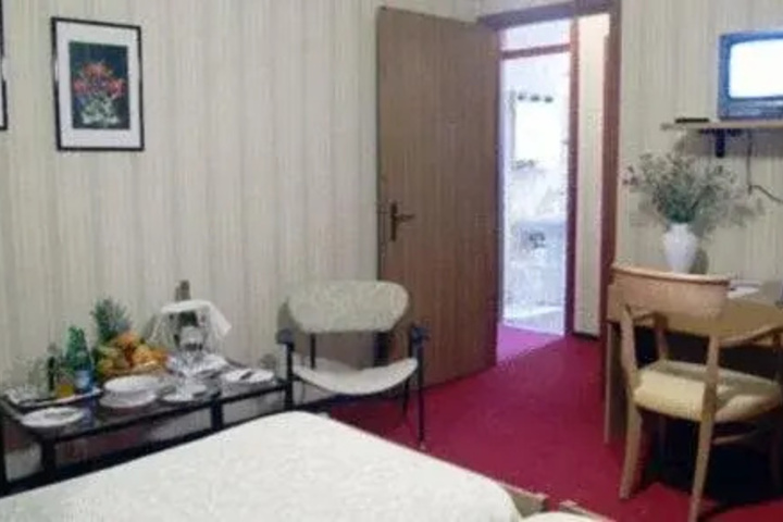 Room 5 of 18