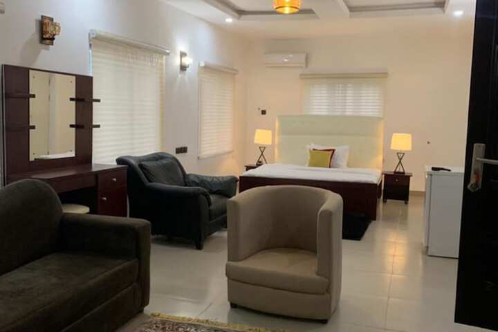Room 2 of 33