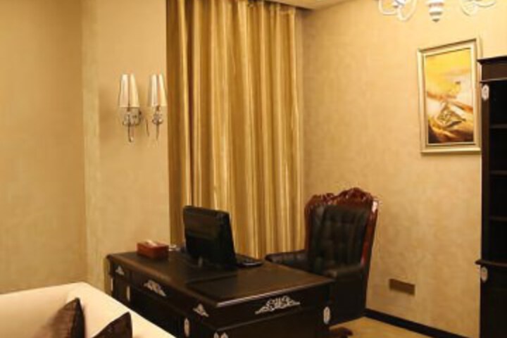 Room 2 of 10