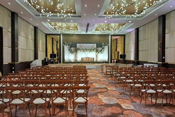 Ballroom/Hall 92 of 115