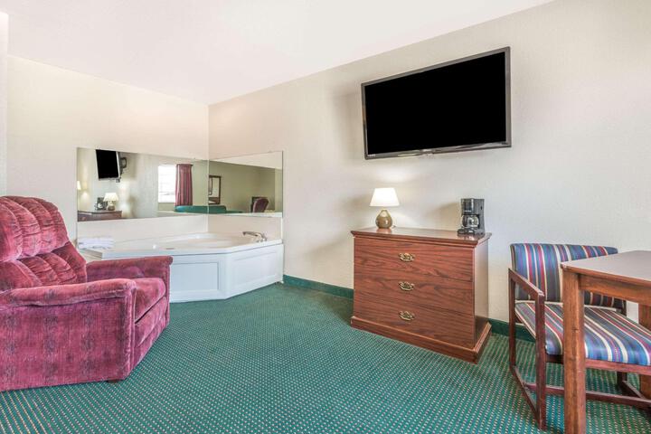 1 King Bed (6 of 8)