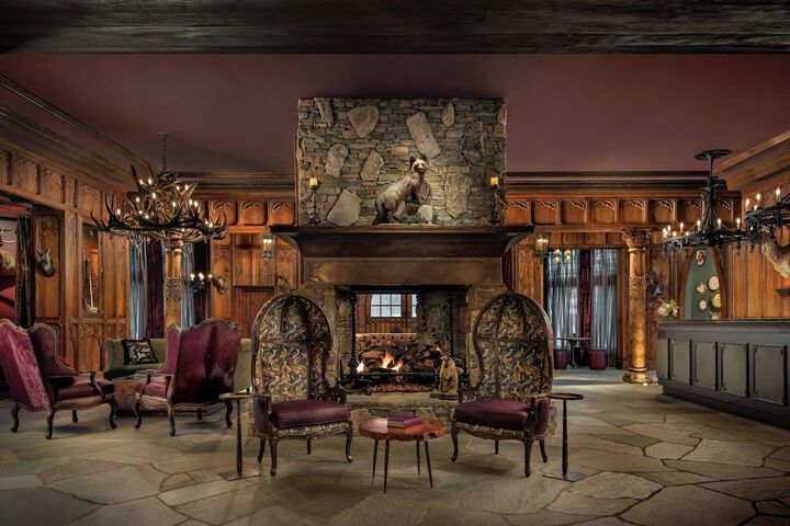 Lobby lounge