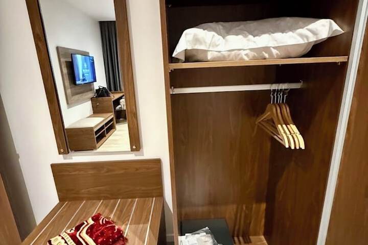 Room 6 of 18