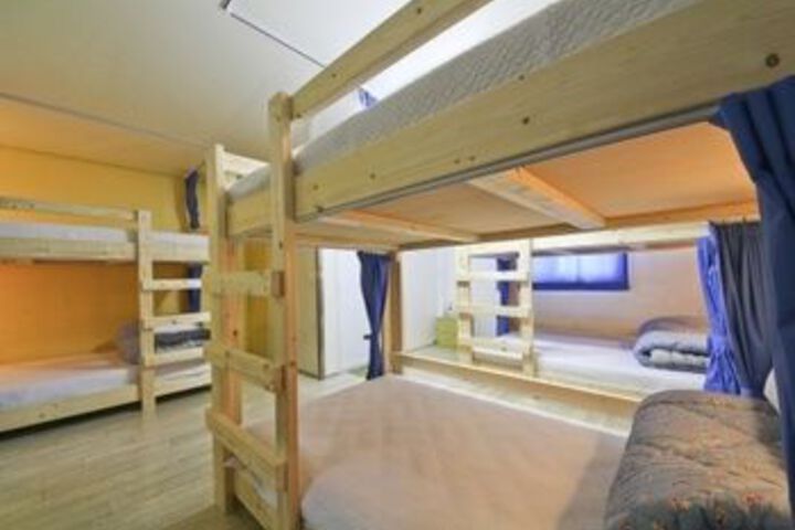 Room 15 of 33