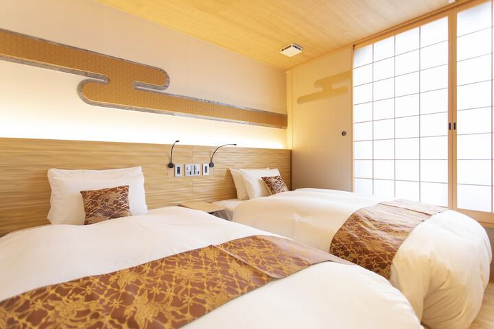 Room 13 of 28