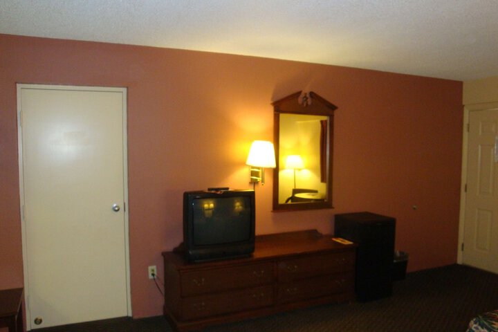 1 King Bed (3 of 7)