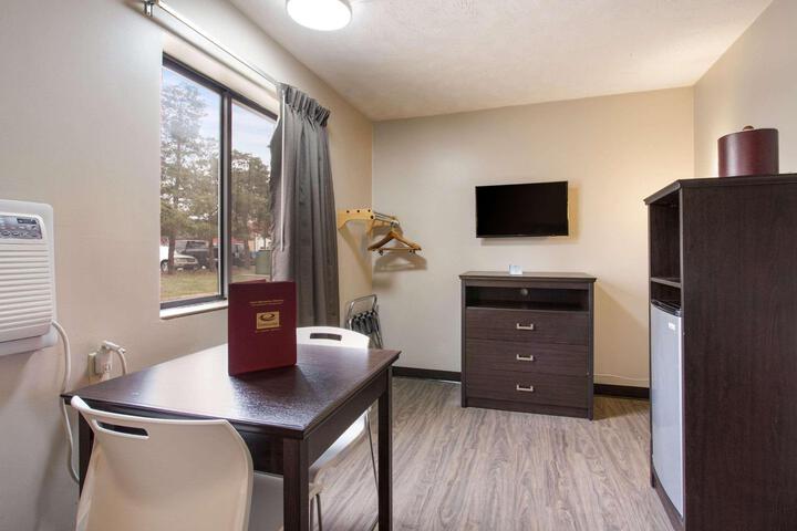 1 Queen Bed (3 of 13)
